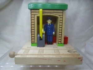 Thomas The Train Wooden Railway Conductor Station Shed 5 Drop Gate 2001 Vintage - Picture 1 of 12