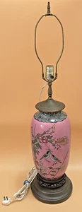 Japanische Cloisonne’ Tischlampe aus der Meiji-Zeit rosa Blumen - Vögel und Heuschrecke - Bild 1 von 24