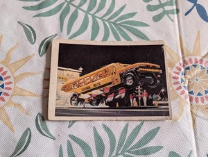Tarjeta con monograma 1970 Tom Daniel diseño S’COOL BUS Oughta vista máquina de arrastre - Imagen 1 de 2