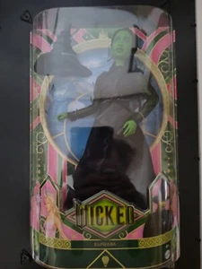 🏆 SAMMLERSTÜCK Mattel Wicked Movie Elphaba Modepuppe - URL FEHLDRUCK ZURÜCKGERUFEN! - Bild 1 von 2