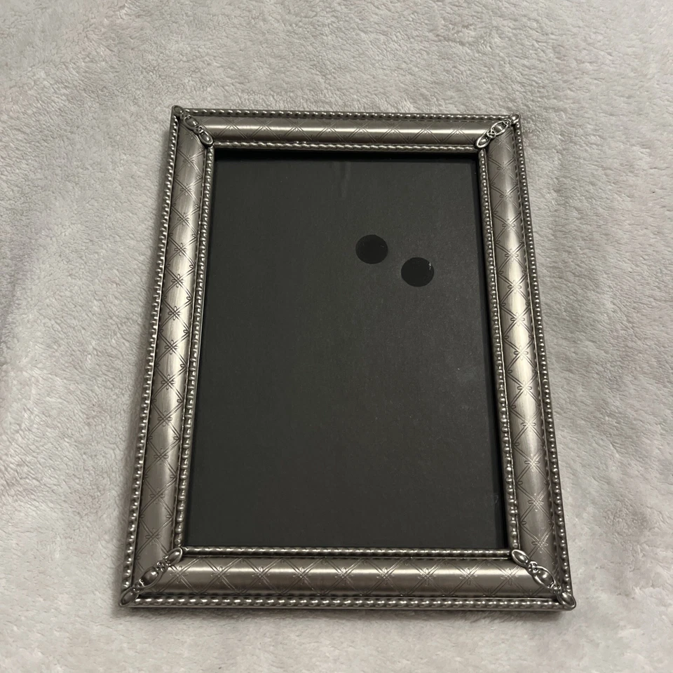 Marco de fotos de metal Malden diseño de cruz entrecruzada de 4"x 6" y caballete de cuentas plateadas bonito Foto 1 de 4