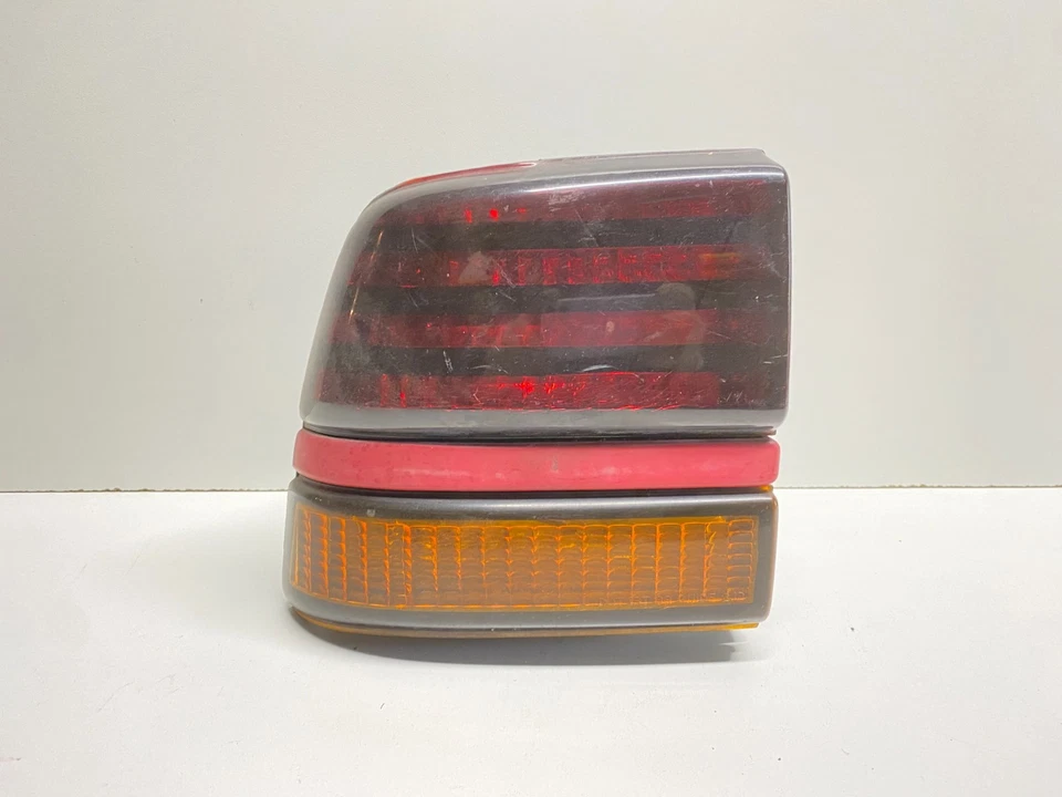 1988 - 1991 PONTIAC SUNBIRD ЗАДНИЙ ЛЕВЫЙ БОКОВОЙ ЗАДНИЙ ФОНАРЬ QTR УСТАНОВЛЕН OEM 166-01340 - Изображение 1 из 4
