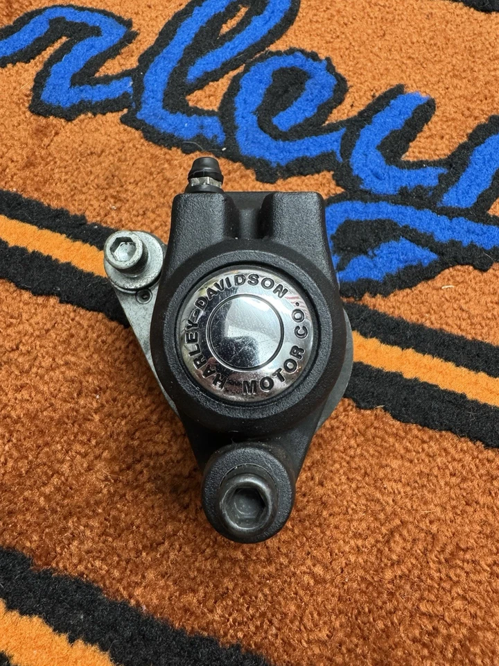 Pinza de freno delantera derecha de pistón único - 44077-88F 1988-06 Harley Softail Foto 1 de 4