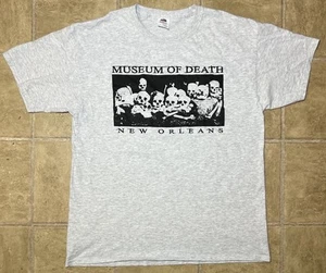 Camiseta Museo de la Muerte Nueva Orleans Para Hombre L Estampado Gráfico Etiqueta Fruta del Telar - Imagen 1 de 8