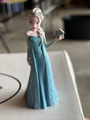 Figura de acción coleccionable de la princesa Elsa Frozen de la tienda Disney de 3,75" de alto Foto 1 de 4