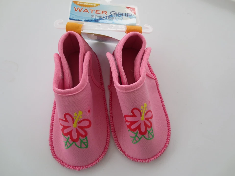 NUEVO Niño Pequeño 18-24 Meses SKIDDERS Neopreno Flor Rosa Agua Zapatos de Natación Foto 1 de 2