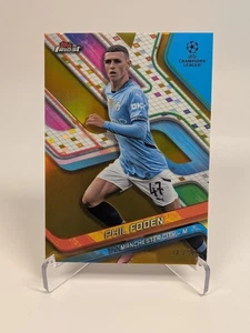 Topps Finest UCC 2024/25 Phil Foden Manchester City 26/50 oro - Foto 1 di 2