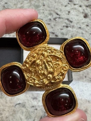 RARO!! Broche Chanel Gripoix 94A y Chapado en Oro 24k con Caja y Certificado de Autenticidad Foto 1 de 4