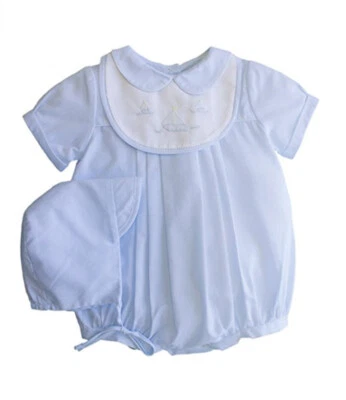 Mameluco Petit Ami para niños, sombrero, babero azul velero bordado nuevo con etiquetas, NB-9m Foto 1 de 4