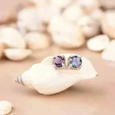 Aretes solitarios redondos de alejandrita de 2 quilates chapados en oro blanco de 14 k Foto 1 de 4