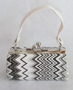 Cartera con estampado en zigzag blanco y negro se adapta a muñecas chicas americanas de 18 - Imagen 1 de 1