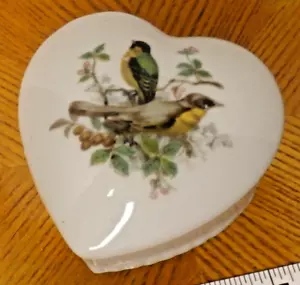 Caja de baratija blanca vintage en forma de corazón con pájaros pintados en ramas - Como nueva - Imagen 1 de 5