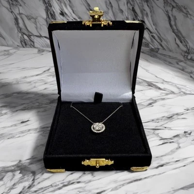 Deslumbrante collar colgante con halo de diamantes de oro blanco de 14 quilates 0,38 quilates TW Foto 1 de 4