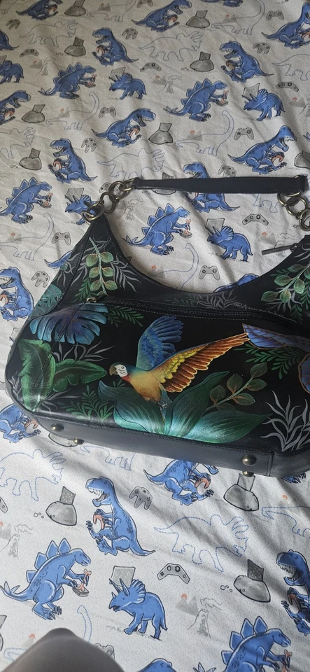 Bolso de hombro de cuero pintado a mano Anushka con guacamayo rojo bordado Foto 1 de 4