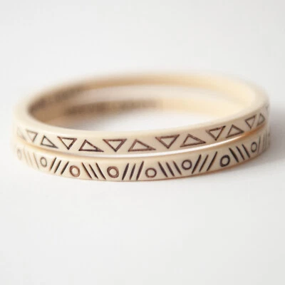 Juego de 2 pulseras brazaletes de plástico talladas con formas geométricas de marca Lucky Foto 1 de 4