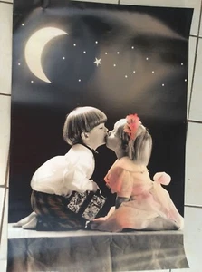 RETRO POSTER.PHOTO BY FIVE SEASONS.CHILDREN.KISSING CUTE.1990S . - Foto 1 di 3