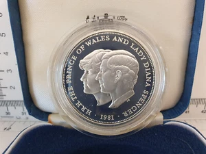 (Lot 869) 1981 Silver Proof Crown Prince of Wales & Lady Diana - Picture 1 of 4