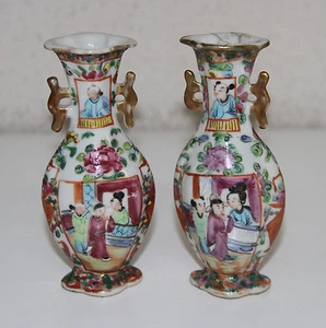 PAIR OF LITTLE VASES. CANTON PORCELAIN. PRESENT RESTORATION. CHINA. 19th CENTURY - Picture 1 of 3