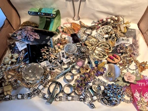 Lote mixto de bisutería pendientes rotos e individuales para artesanía o reparación 2,9 libras - Imagen 1 de 12