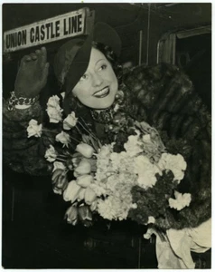 L'actrice australienne Judy Kelly à la gare de Waterloo. - Imagen 1 de 2