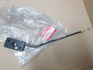 Suzuki GZ125 GZ250 Seat Bracket Support OEM Marauder Seat Latch NOS 45220-12F00 - Imagen 1 de 7