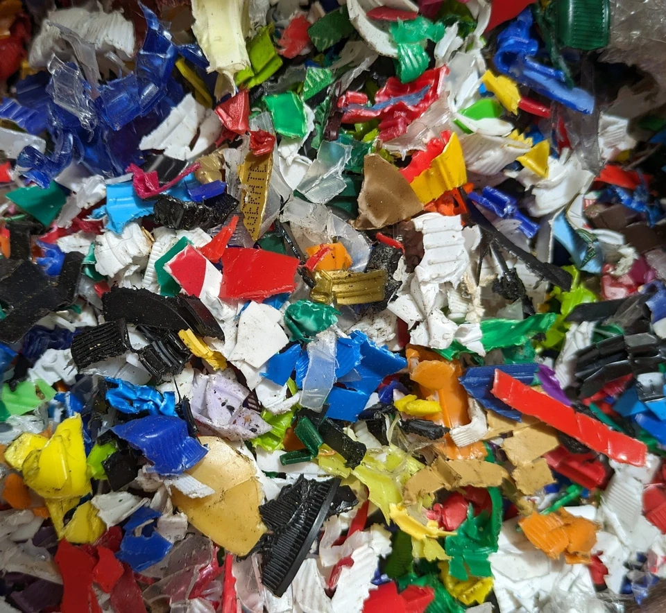 TAPAS DE PLÁSTICO TRITURADAS Reciclar Artesanía ARTE USPS Caja Plana Mediana ¡¡Envío Gratis!!!  Foto 1 de 3