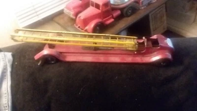 Camión de bomberos Keystone con escalera de resorte y motor de cuerda. Foto 1 de 4