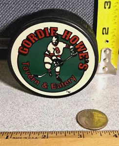 Vintage NHL firmato Hockey Puck Redwings vecchio logo Gordie Howe 9 #3414L75 - Foto 1 di 6