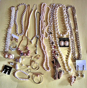 Wonderful  Collection of Faux Pearl Jewelry - Imagen 1 de 4