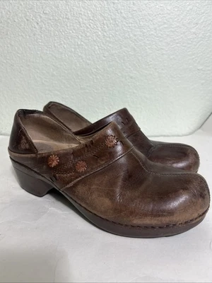 Zueco Dansko de cuero en relieve con detalles florales marrón talla 39 EE. UU. 8,5-9 Foto 1 de 4