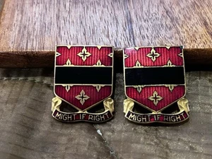 WW2 US Army 182° Unità Artiglieria da Campo Stemma Insegna Coppia DI Robbins Co-WWII - Foto 1 di 10