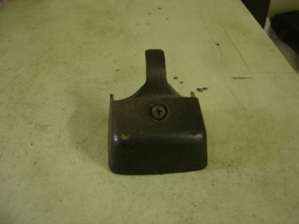 Asiento de pasajero piso delantero 82 83 84 85 tablero perno cubierta Oldsmobile Delta 88  Foto 1 de 1