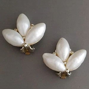 Richelieu 3 Faux Pearl Clip On Earrings Floral Design Light Gold Tone 7/8” - Picture 1 of 4