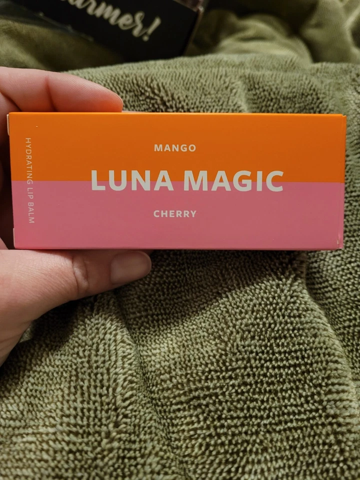 Bálsamo labial hidratante Luna Magic Beauty exuberante y de felpa Foto 1 de 4
