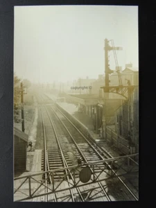 Suffolk SAXMUNDHAM BAHNHOF & DURCHGANGSBAHNSTEIG um 1950 RP Fotokarte - Bild 1 von 2