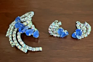 De colección. JUEGO DE BROCHE Y PENDIENTES REMOLINO AURORA BOREAL TRANSPARENTE Y DIAMANTES DE IMITACIÓN AZUL AÑOS 50 - Imagen 1 de 12