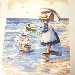 Design Works gezähltes Kreuzstich-Set 2486 Sammeln Muscheln 9x12 Strand Mädchen - Bild 1 von 4