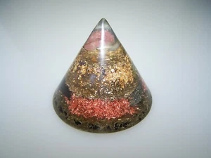 Orgón Orgonita Cono Picapiedra Oro Cobre Latón Minerales y Piedras Curativas - Imagen 1 de 4