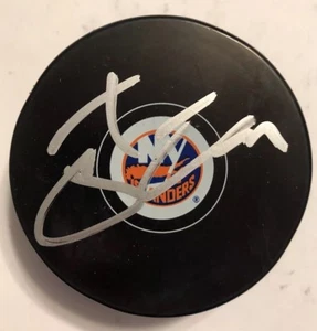JOHN TAVARES SIGNED NEW YORK ISLANDERS PUCK AUTOGRAMM - Bild 1 von 1