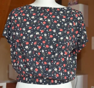 T-Shirt schwarz mit roten und weißen Blumen Gr. S von Blue Sand - Bild 1 von 6