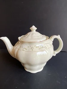 Royal Doulton Somerset L.S. 1048 Teapot Lambethware White Flowers 1983 - Picture 1 of 5