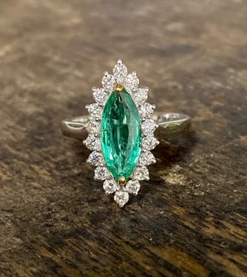 Anillo Esmeralda Verde Azulado 1.30ct Forma Marquesa, Diamante, Oro Blanco 18k. Foto 1 de 4