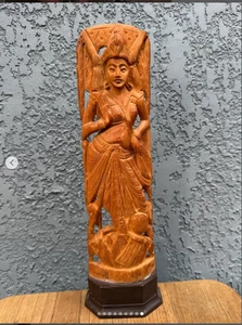 Eine kleine Holzstatue der Göttin Lakshmi, handgeschnitzt aus duftender Sandelwo - Bild 1 von 10