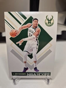 Giannis Antetokounmpo - TRIBUTE - 2024-25 Panini Hoops - NBA - Basketball - Bild 1 von 1