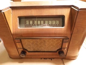 VINTAGE 1942 SILVERTONE MODEL 7134 AM TUBE RADIO WOOD CABINET WORKS SLIGHT HUM - Bild 1 von 16
