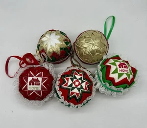 Quilted Patchwork Christmas Ornaments Handmade Fabric Ball Vintage Lot Of 5 - Bild 1 von 19