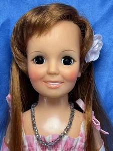 Poupée Ideal Crissy Family Dolls Look Around Crissy avec jolie robe en vichy rose - Photo 1/18
