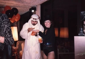 Vintage Foto 1986 Erwachsene Halloween Party Kostüm Araber Scheich Showgirl Rockettes - Bild 1 von 1