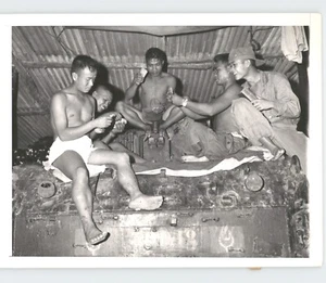 Tarjetas de juego de soldados de Laos tanque conflicto comunista de colección 1959 foto de prensa - Imagen 1 de 2
