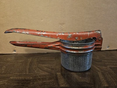 Prensa de alimentos/reparador de patatas vintage de metal rojo años 50 Foto 1 de 3